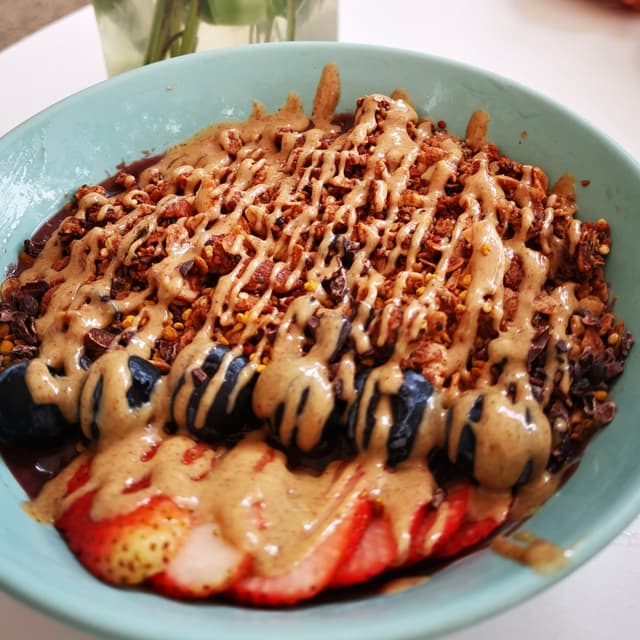 「Acai Berry Bowl & Peanut Butter Granola」の料理の写真
