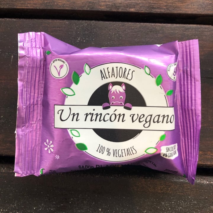 photo of Un Rincón Vegano Alfajor Black Vainilla shared by @nazarenaspadolini on  04 Sep 2021 - review