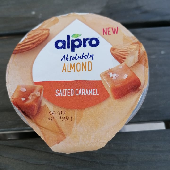 photo of Alpro Yogurt mandorla e caramello salato shared by @ni95ki18 on  22 Aug 2022 - review