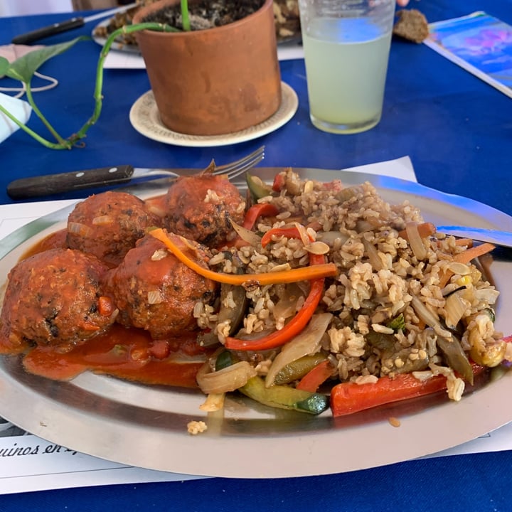 photo of Veg & Soul Albóndigas de porotos negros con wok de vegetales shared by @ainholatorre on  19 Jan 2022 - review