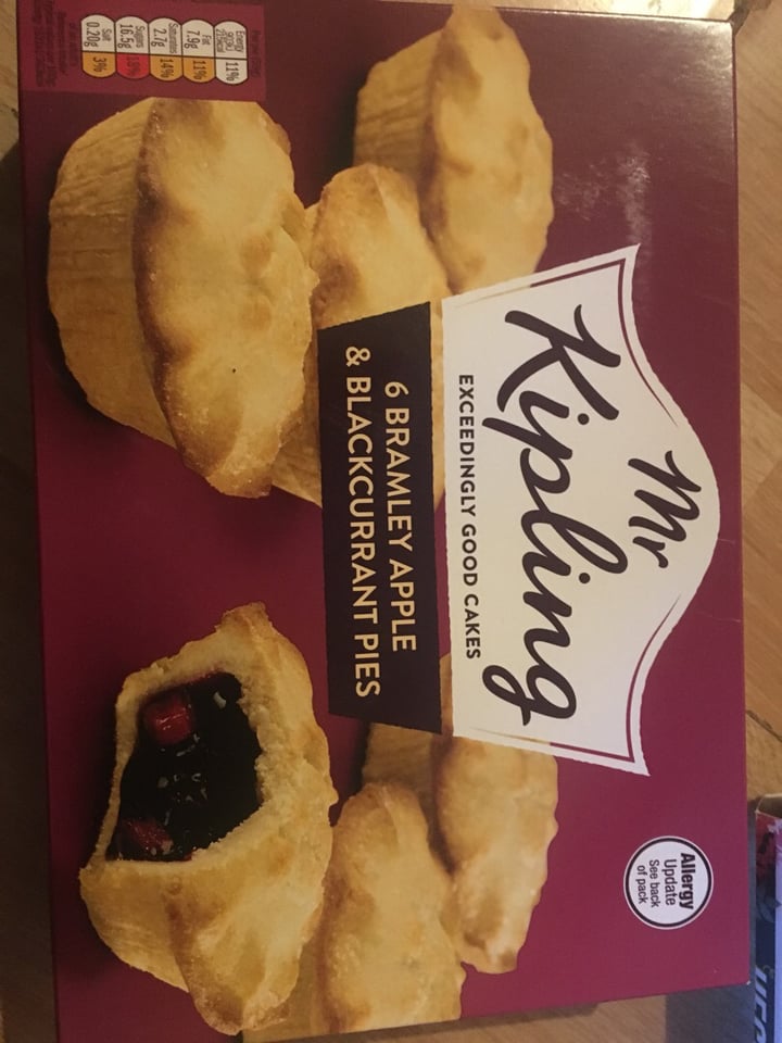 photo of Mr Kipling Bramley Apple and Blackcurrant Pies shared by @velvetveganworld on  28 Apr 2020 - review