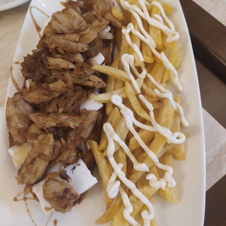 photo of Relish Bar Tosta de heura, "queso" de cabra y cebolla caramelizada shared by @merymu on  28 Aug 2020 - review