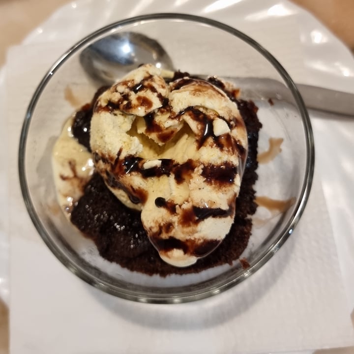 photo of Casa Tierra - Café con Gatos brownie de chocolate con helado shared by @miramiravegan on  07 Dec 2022 - review
