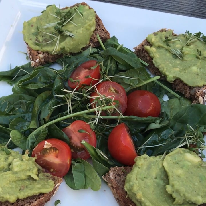 photo of Der Mann der verwöhnt Avocado Brot shared by @amsofie on  07 Aug 2020 - review
