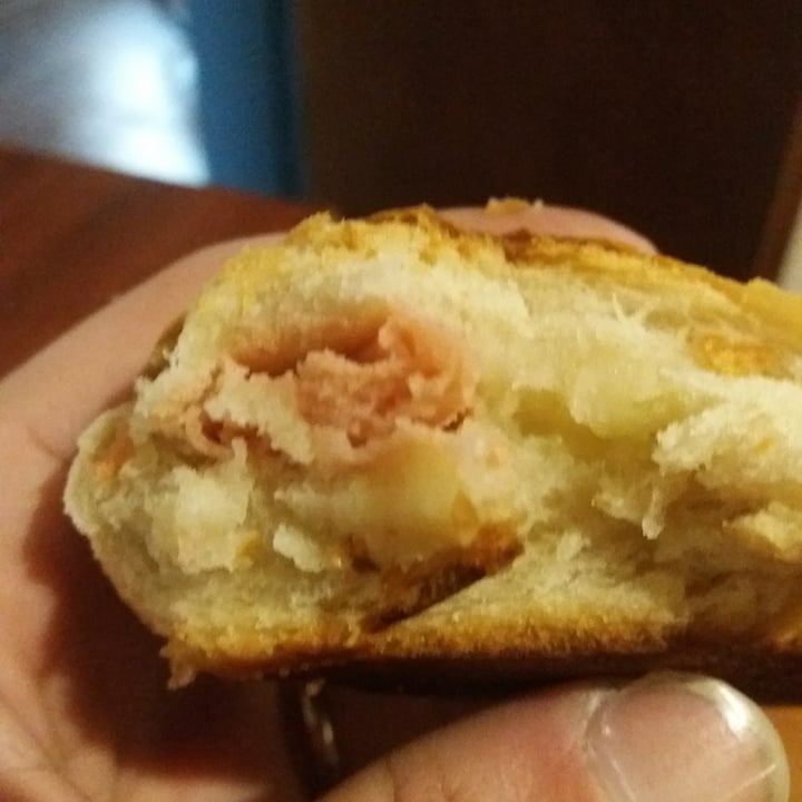 photo of Panadería DyD Medialuna de Jamón y Queso shared by @seamosuvoz on  02 Oct 2021 - review