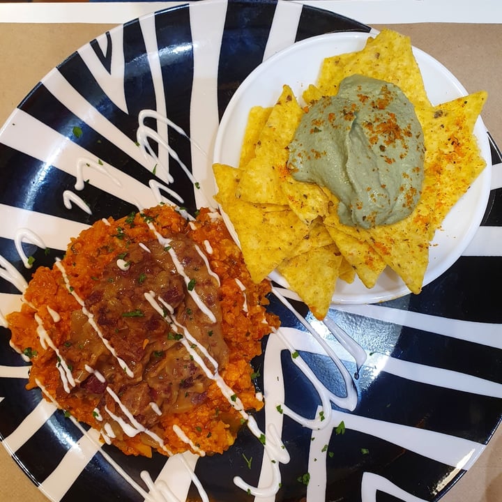 photo of Black Salad Chili mexicano con nachos y guacamole shared by @mattind on  30 Nov 2021 - review