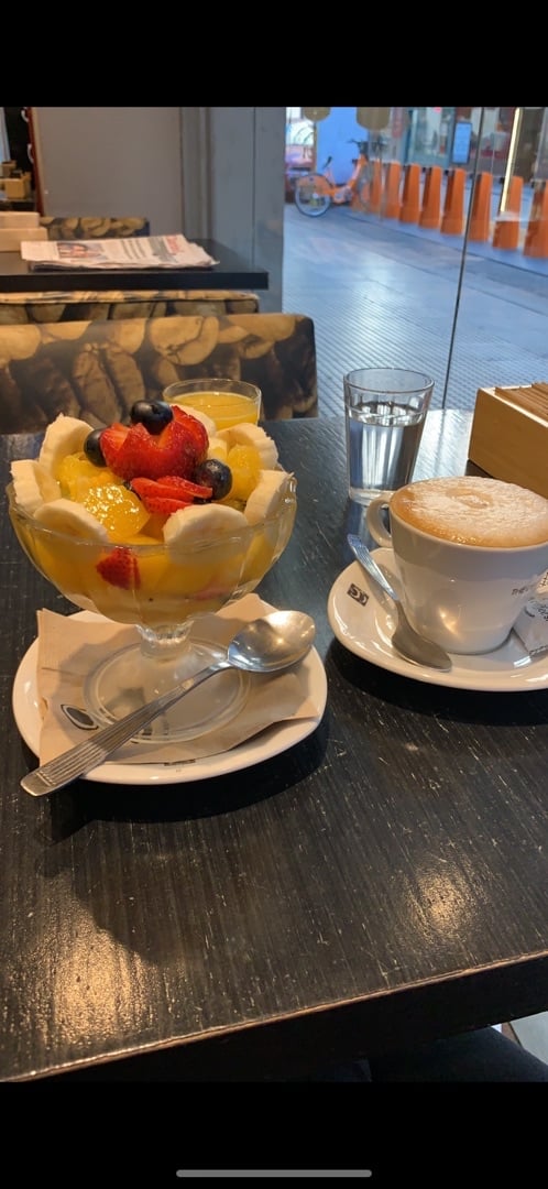 photo of The Coffee Store Alvear Cafe Con Leche De Almendras Y Ensalada De Frutas shared by @beluharringtonc on  01 Dec 2019 - review