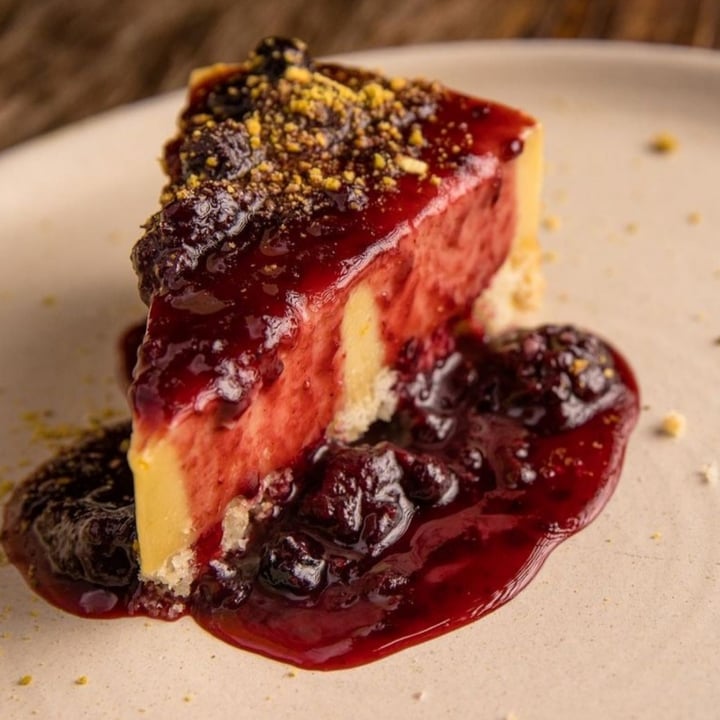 photo of Piccoli Cucina Cheesecake com calda de Frutas Vermelhas shared by @iveverouchis on  28 Nov 2022 - review