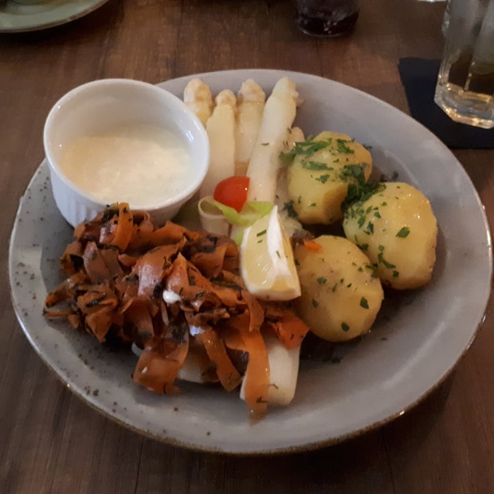 photo of Försters - das vegane Restaurant Deutscher Spargel mit Karottenlax shared by @bluesoul on  10 May 2022 - review