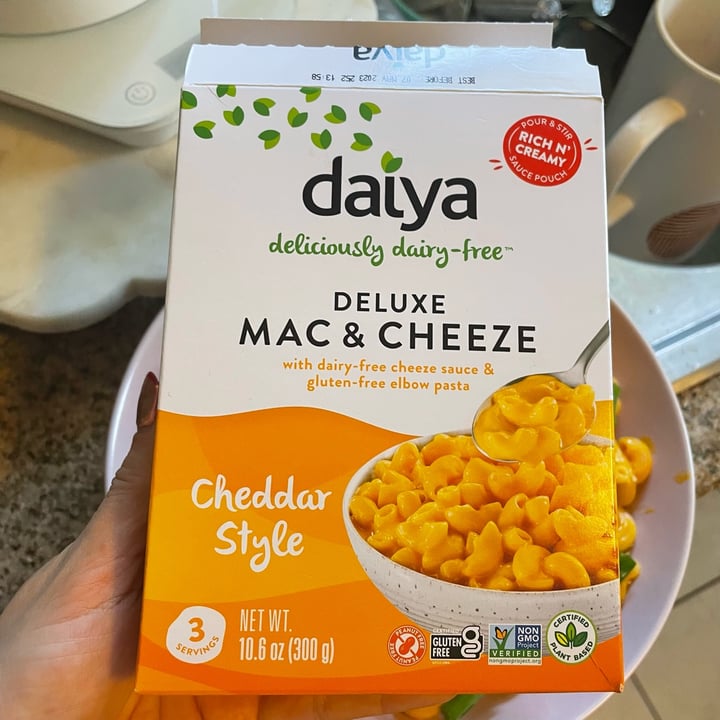 photo of Daiya deluxe mac & cheeze shared by @vivalaviolet on  09 Oct 2022 - review