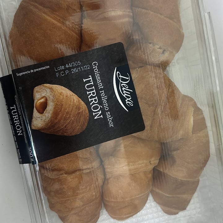 photo of Lidl Deluxe Croissant relleno sabor Turrón shared by @uxiaprieto on  12 Nov 2022 - review