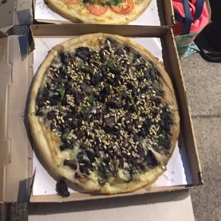 photo of Pizza Vegana Pizza Super Mario shared by @lorayne26 on  16 Apr 2021 - review