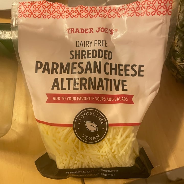 photo of Trader Joe's Dairy-free shredded parmesan cheese alternative shared by @angelaaraujo on  26 Apr 2022 - review