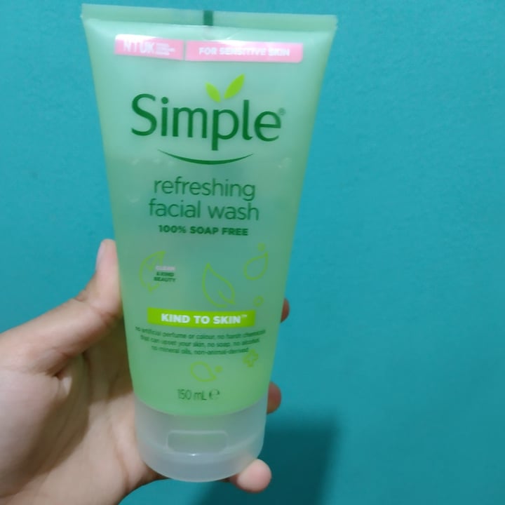 photo of Simple refreshing facial wash shared by @marianaherrr on  05 Nov 2021 - review