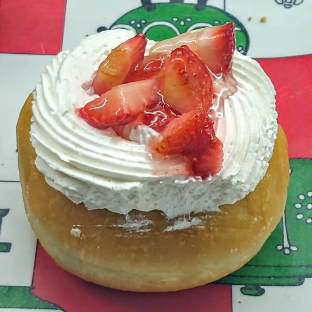 菜肴“Dona De Crema Y Frutillas”的照片