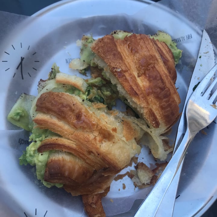 photo of Fifi Almacén Croissant Relleno Con Palta shared by @lusomoza on  24 Oct 2021 - review