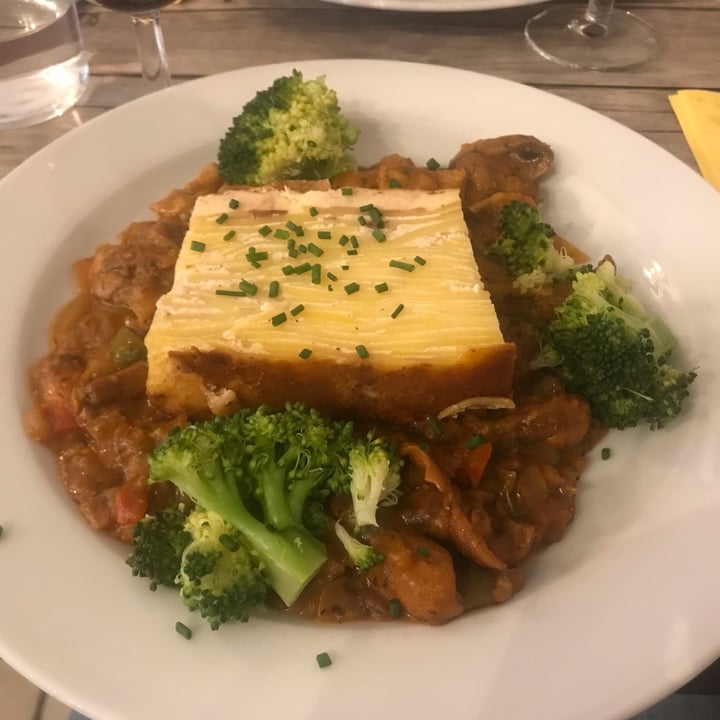 review photo of Le Potager du Marais goulash with tofu fume shared by @marbracco on 01 Nov 2022 - review