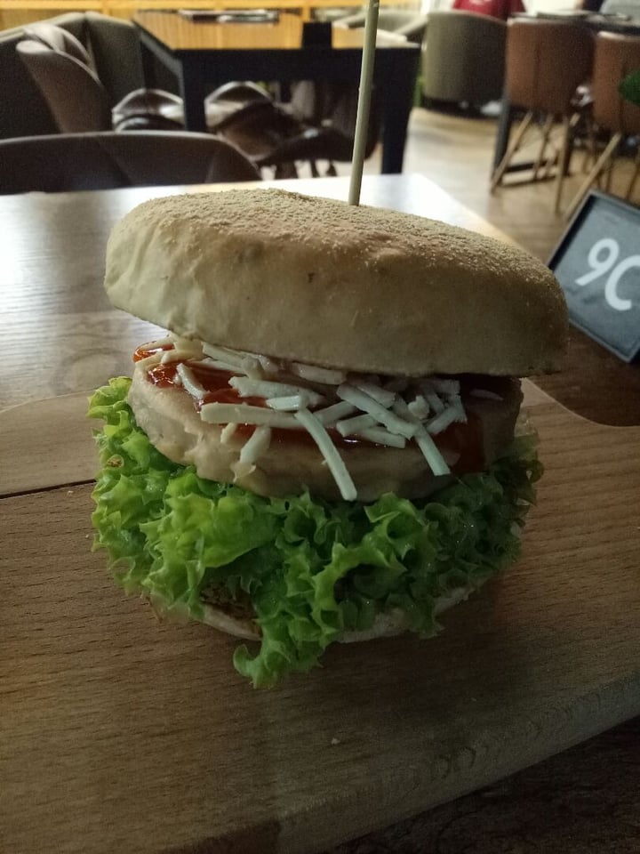 photo of nomVnom Bistro Turkey's Delight Burger shared by @huiyixd on  01 Apr 2019 - review