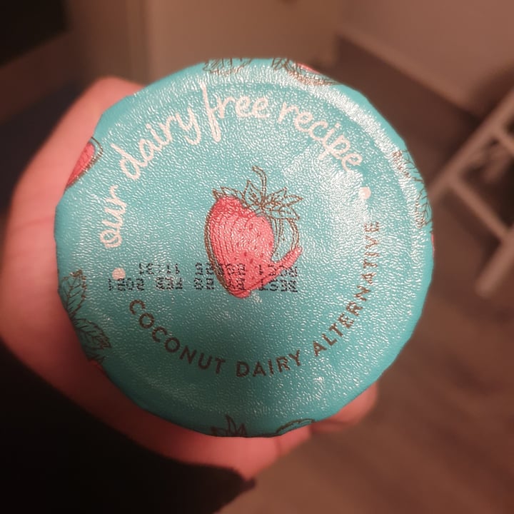 photo of Yoplait Dairy Free Oui Strawberry shared by @autumnleaves on  29 Jan 2021 - review