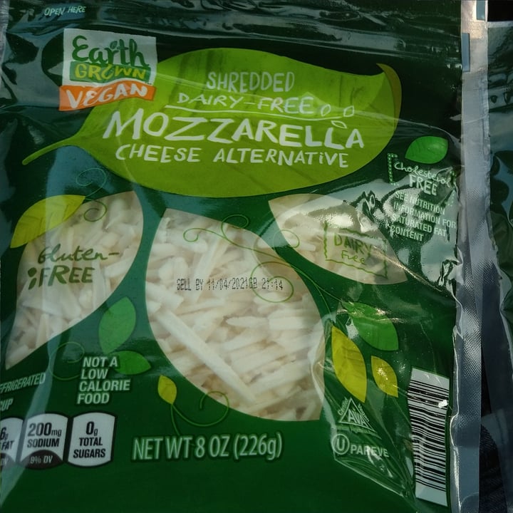 photo of Earth Grown Shredded dairy free mozzarella cheese alternative shared by @brianpyz on  20 Dec 2021 - review
