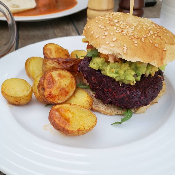 photo of Vegan's Prague Andy Wharol Burger shared by @pikayo on  18 Jul 2019 - review