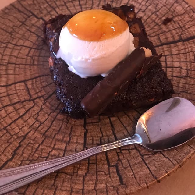 菜肴“Brownie de chocolate con helado”的照片