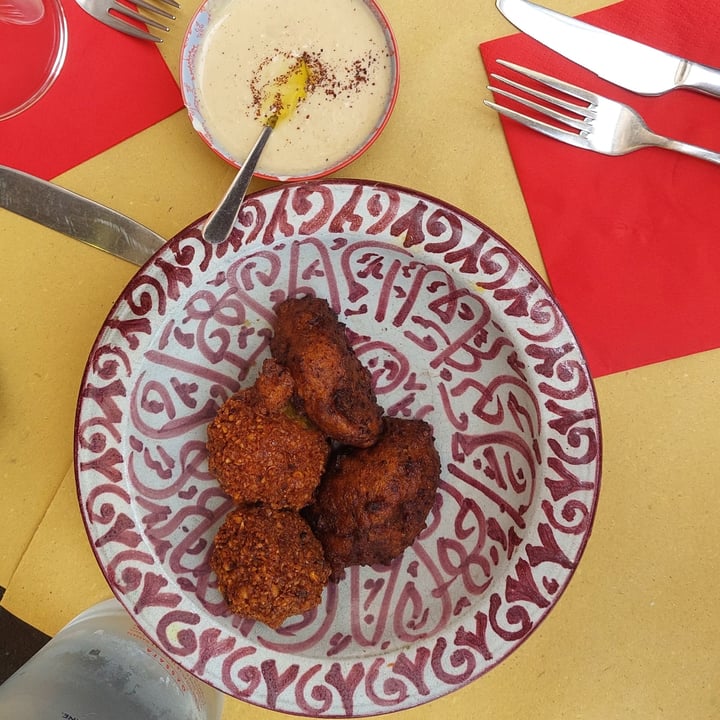 photo of Orient Experience Snc Venezia Antipasto Falafel e Pakora con Hummus shared by @annabi90 on  02 Jun 2022 - review