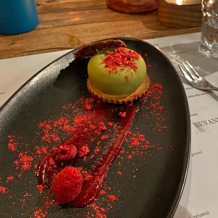 photo of Romeow Cat Bistrot Semifreddo al tea matcha con cuore fondente di lamponi, sablè alla mandorla e tuile di pistacchi shared by @laupicciotti on  16 Jun 2022 - review