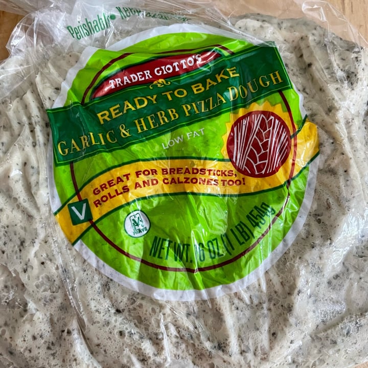 photo of Trader Joe's Garlic & herb pizza dough shared by @clarendiee on  09 Oct 2022 - review