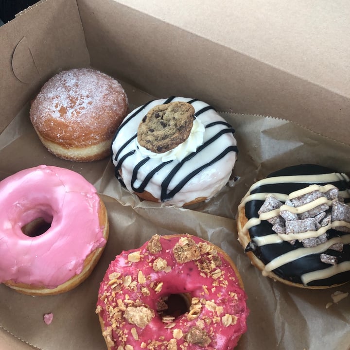 photo of Lovebirds Donuts Oat Cream & Cookies shared by @izzyannie44 on  14 Sep 2021 - review