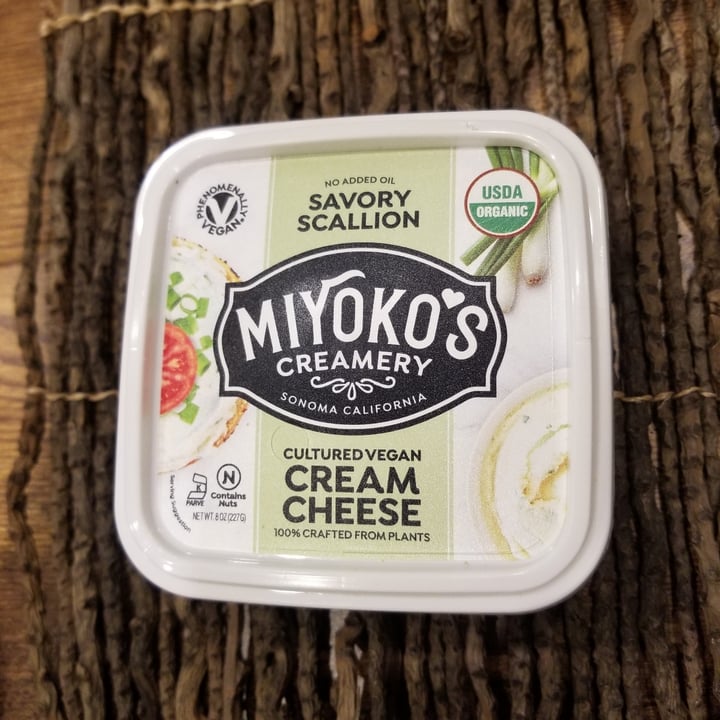 photo of Miyoko's Creamery Cultured Vegan Cream Cheese Savory Scallion shared by @suzburton on  23 Dec 2020 - review