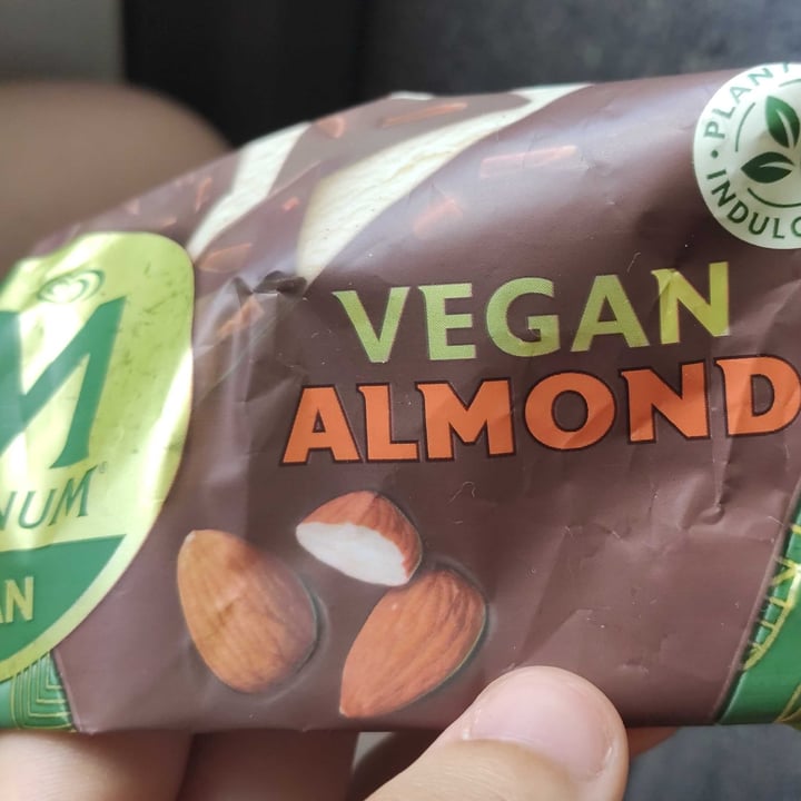 photo of Magnum Magnum Vegan Almond shared by @runkelinisveganizmas on  02 Jul 2022 - review