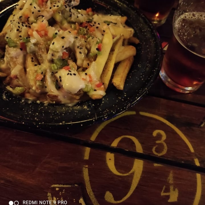 photo of Nueve Tres Cuartos Bar Vegano Papas Fritas Con Muza Vegana Y Salsa Criolla shared by @marcesalas on  05 Jul 2022 - review