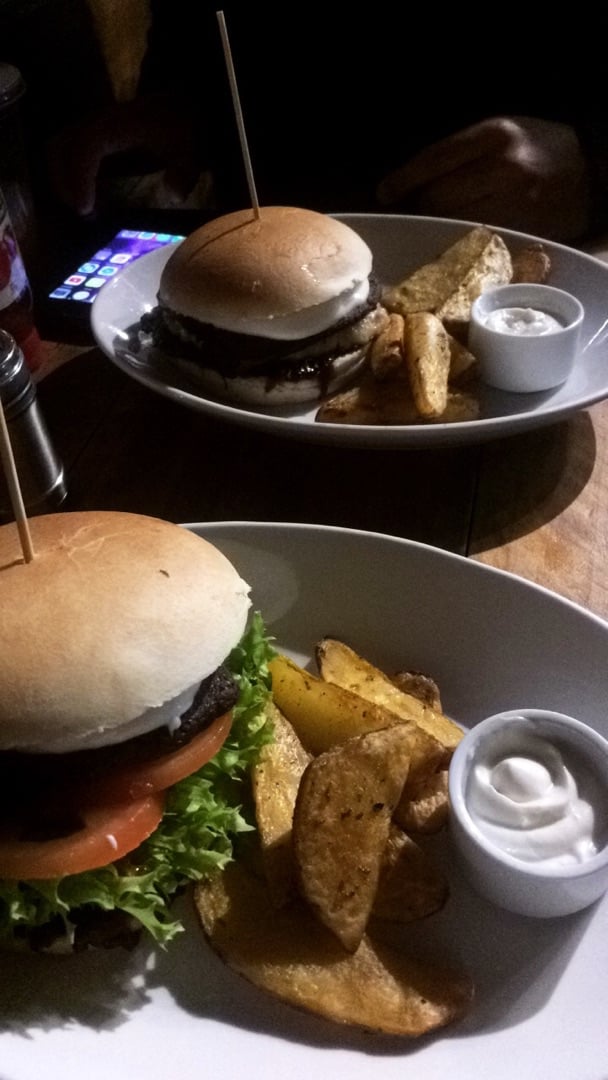 review photo of Livres Restocafé Hamburguesa clásica shared by @jaivvita on 22 Feb 2020 - review