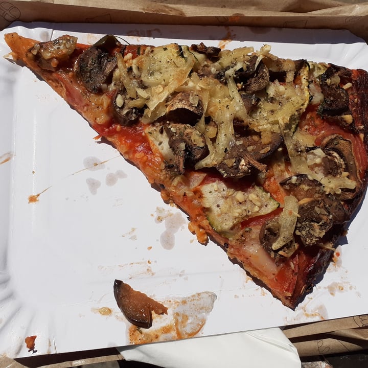 photo of Alice in Wonderpie Pizza de verduras y queso vegano shared by @-iria- on  06 Sep 2021 - review