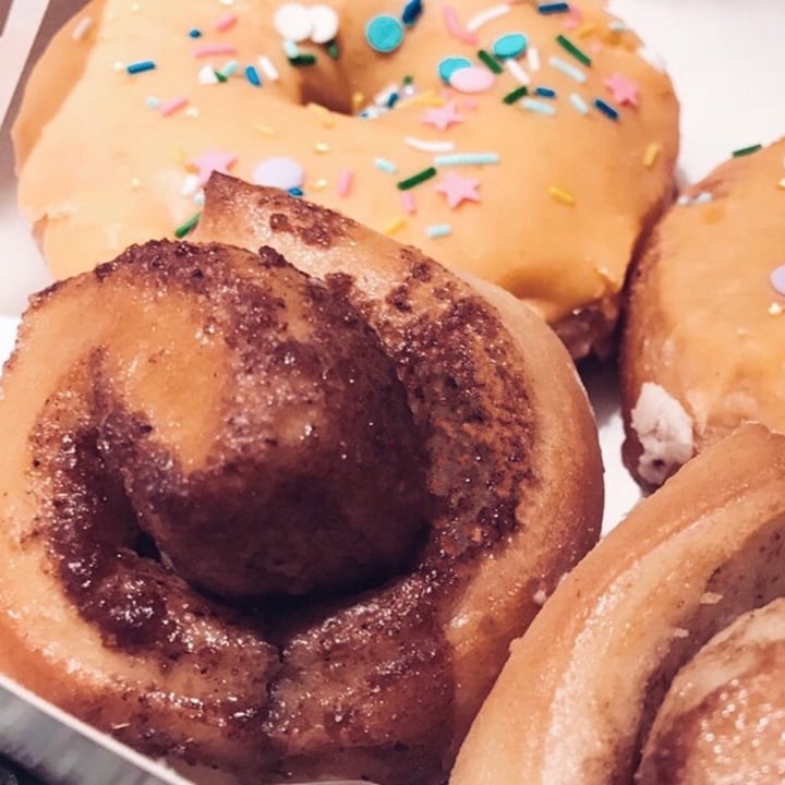 photo of Delish Vegan Doughnuts Cinnamon roll shared by @peachpatri on  26 Oct 2020 - review