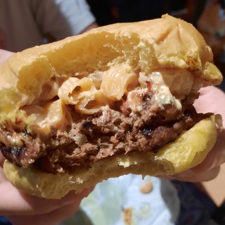 photo of VEGAN FOX Mac & cheese burger shared by @vegaly on  04 Feb 2022 - review
