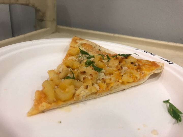 photo of Virtuous Pie Mac and cheese-y pizza shared by @zoerooster on  21 Oct 2018 - review