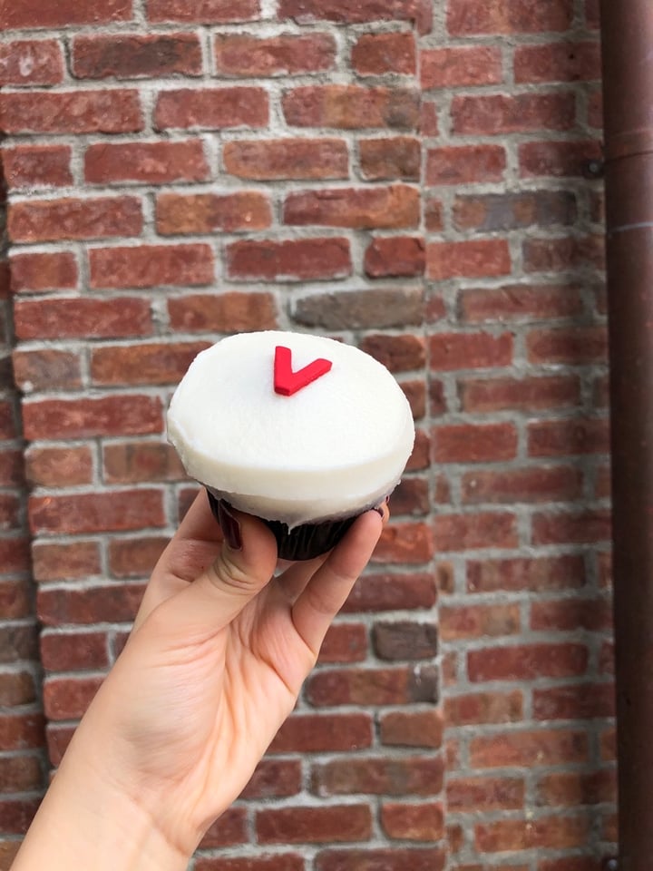 photo of Sprinkles Cupcakes Vegan Red Velvet Cupcake shared by @audreykeer on  27 Dec 2019 - review