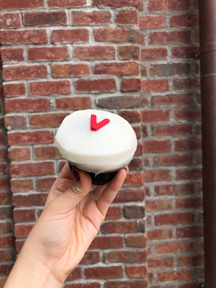 review photo of Sprinkles Cupcakes Vegan Red Velvet Cupcake shared by @audreykeer on 27 Dec 2019 - review