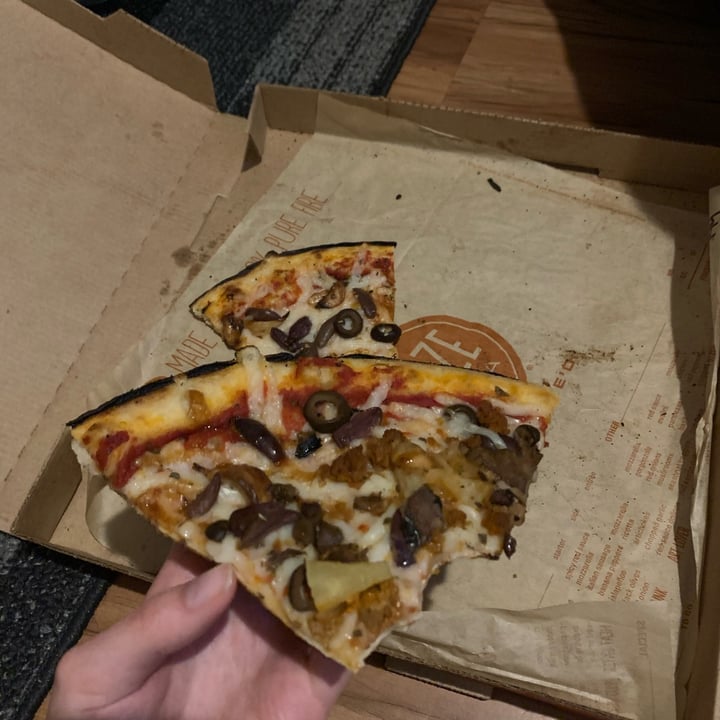 review photo of Blaze Pizza vegan pizza shared by @thatveganj on 06 Dec 2022 - review