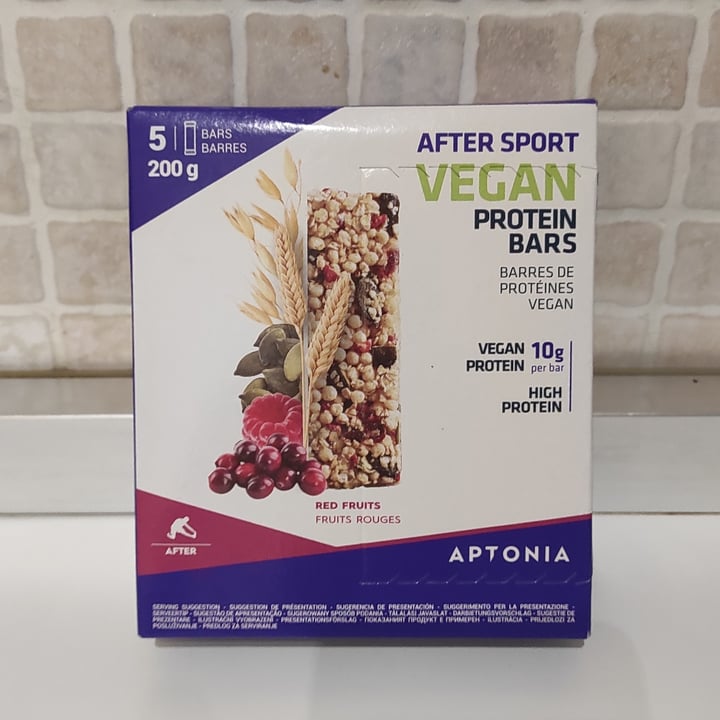 photo of Aptonia Protein bar with red fruits shared by @niklabelloli1 on  11 Jul 2022 - review