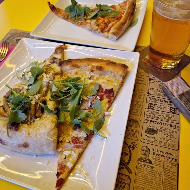 photo of New Freedom Cakes Café 3 porciones de pizza shared by @nataliaaltor on  01 Aug 2022 - review