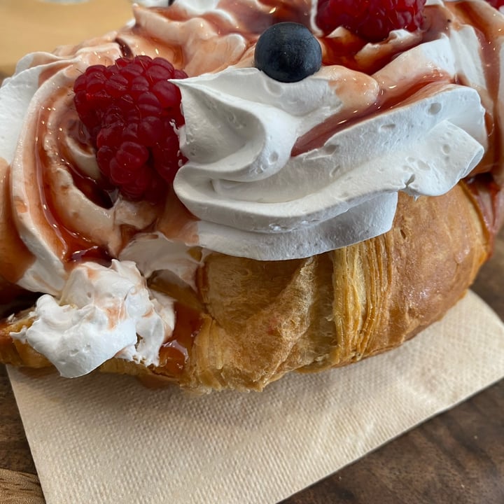 photo of Efrem - Caffetteria, Pasticceria, Cucina Cornetto bomb frutta shared by @matus on  22 Apr 2022 - review