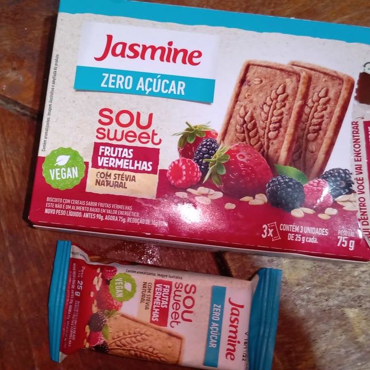 photo of Jasmine Biscoito Frutas Vermelhas Zero Açúcar shared by @vancavaliere on  28 Apr 2022 - review