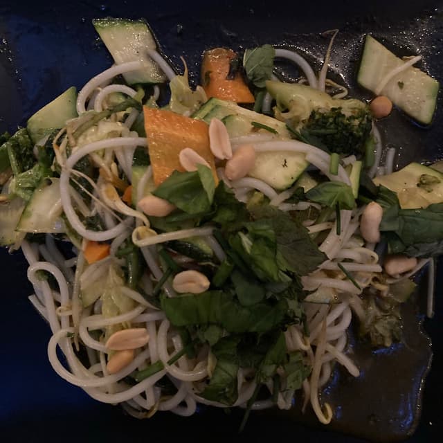 Foto del piatto “bun rau xao : verdure nel wok e noodles di riso”
