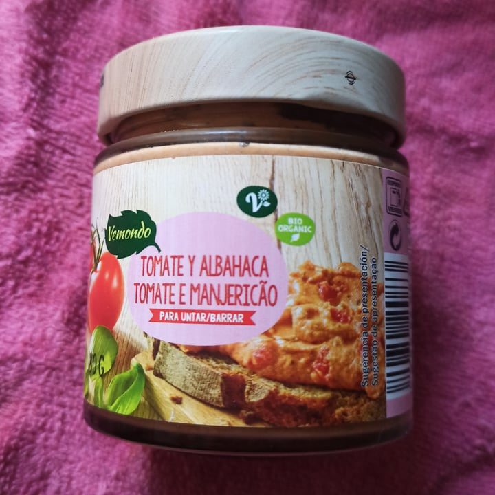 photo of Vemondo paté de Tomate y albahaca shared by @teresaoggar on  28 Jul 2021 - review