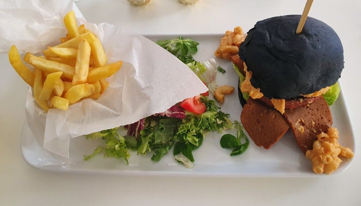 photo of Naked Bakery Maple bacon mac n cheese burger on charcoal brioche shared by @gwennypenny on  18 Aug 2019 - review