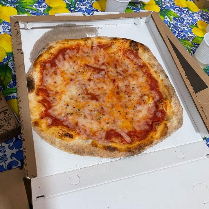 review photo of N pezzu ri pizza margherita shared by @lauraccontrafatto on 25 Aug 2022 - review