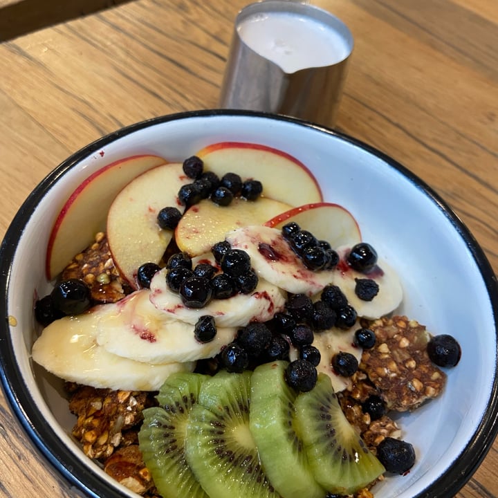 photo of Wild & The Moon Opéra granola bowl shared by @fxk on  05 Sep 2022 - review